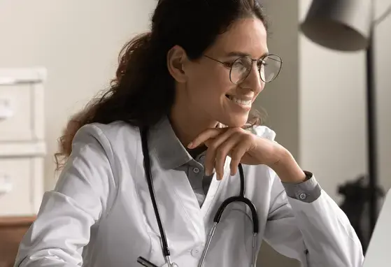 Doctora leyendo un informe Doctora leyendo un informe