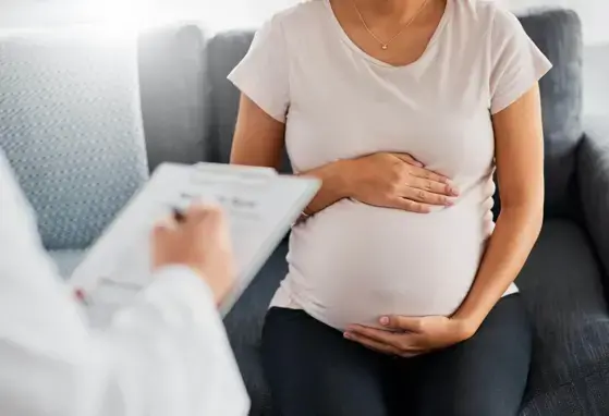 Mujer embarazada escuchando sus resultados