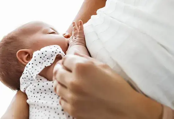 Mamá amantando a su bebé