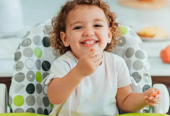 Niño comiendo frutillas de desayuno