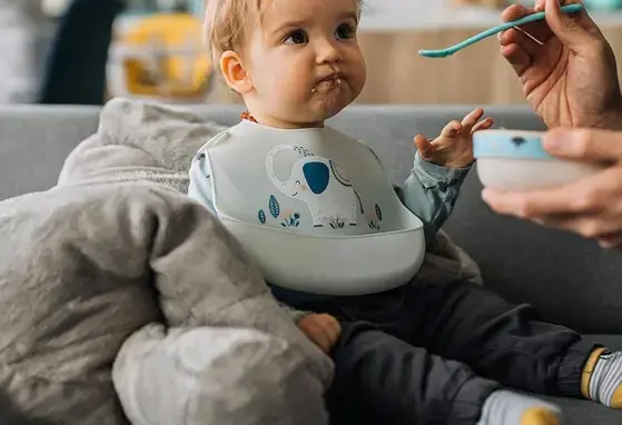 Bebe comiendo de un bowl