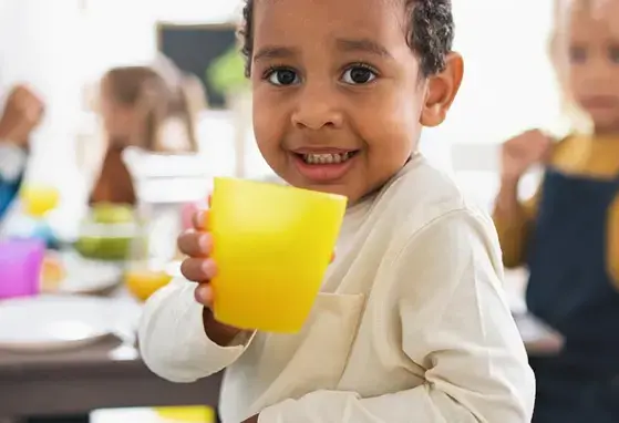 Niños comiendo juntos