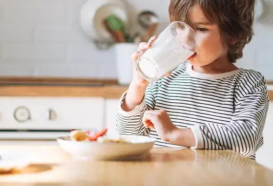 Nene pequeño tomando el desayuno