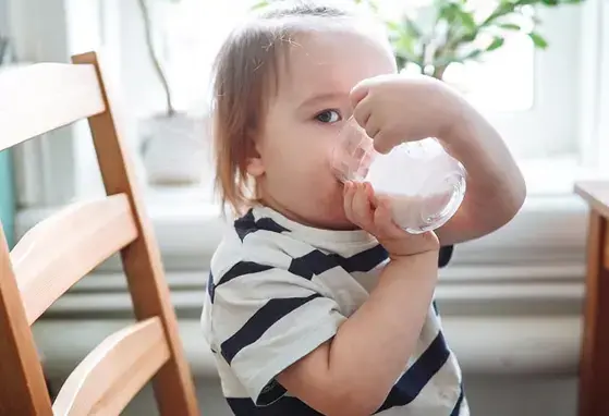 Bebe disfrutando de una taza de leche