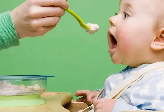 Mama alimentado a su bebe