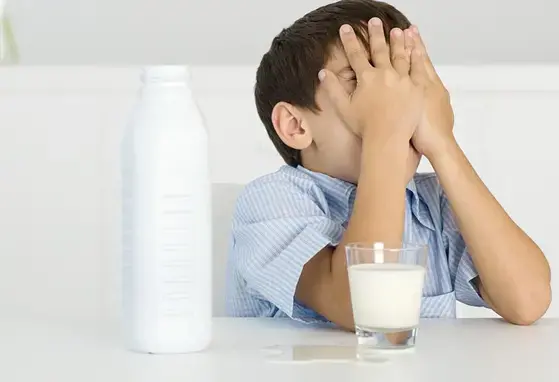 Niño llorando por ser intolerante a la lactosa