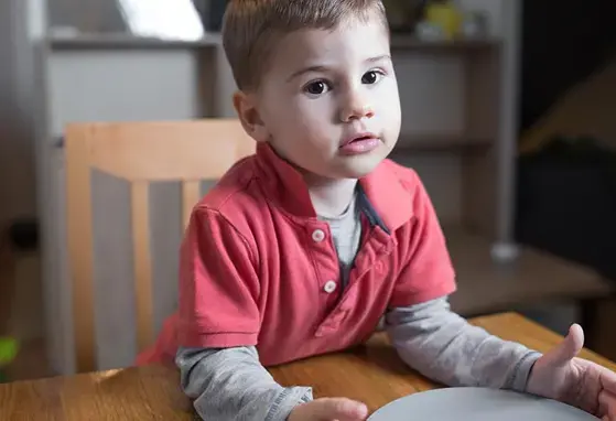 Niño pequeño esperando por la cena