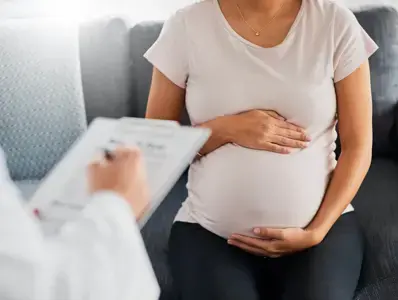 Mujer embarazada escuchando sus resultados