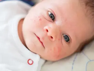 Bebe recién nacido acostado en su cuna Bebe recién nacido acostado en su cuna