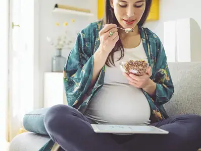 Mujer embarazada comiendo smothie Mujer embarazada comiendo smothie