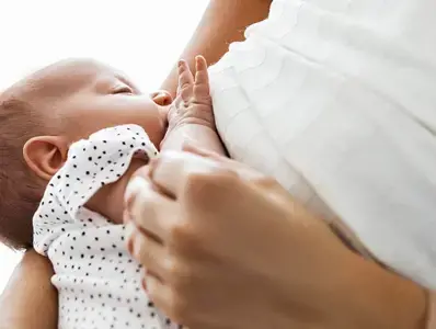 Mamá amantando a su bebé