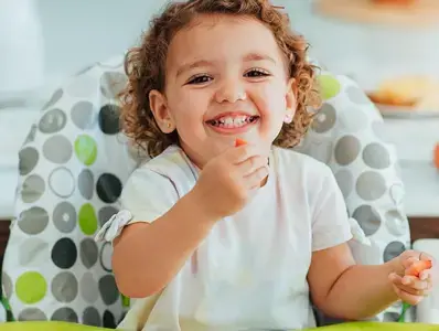 Niño comiendo frutillas de desayuno