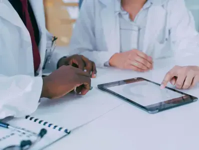 Médicos debatiendo un resultado Médicos debatiendo un resultado