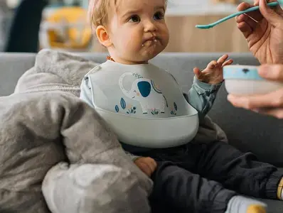 Bebe comiendo de un bowl