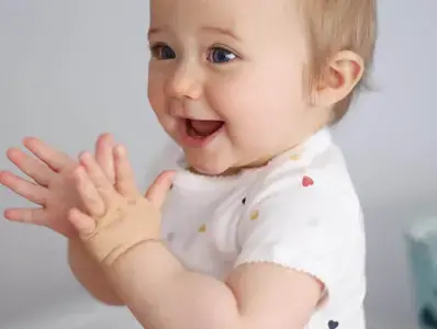 Nena sonriendo y aplaudiendo Nena sonriendo y aplaudiendo