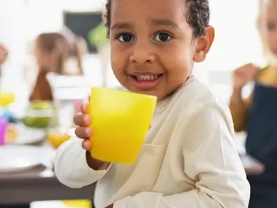 Niños comiendo juntos