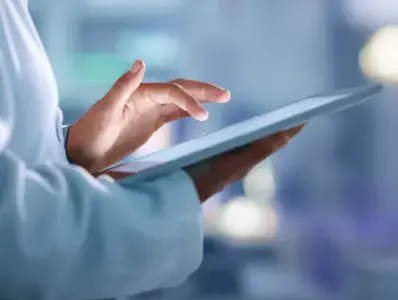 Médico tomando nota en tablet