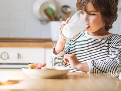 Nene pequeño tomando el desayuno Nene pequeño tomando el desayuno