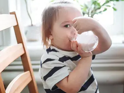 Bebe disfrutando de una taza de leche