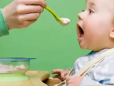 Mama alimentado a su bebe