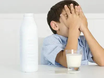 Niño llorando por ser intolerante a la lactosa