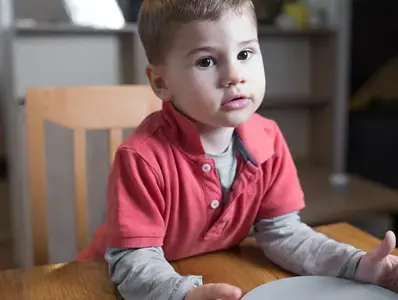 Niño pequeño esperando por la cena