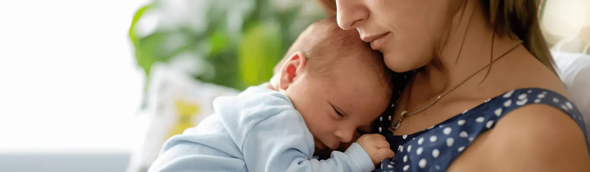 Mama sosteniendo a su bebe